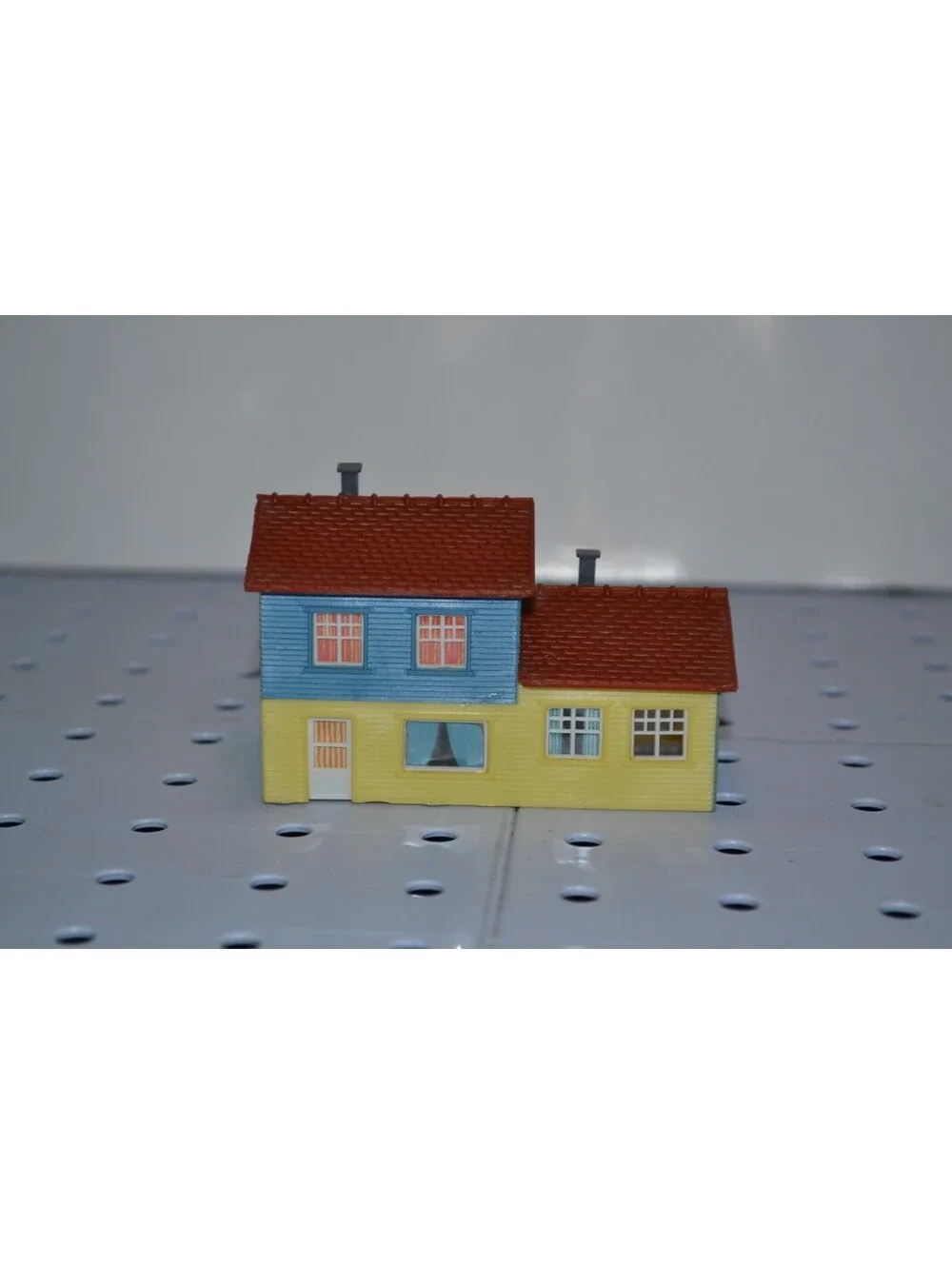 N Scale Two Story House Train Model Building Used Very Good Condition